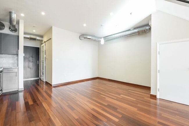 Building Photo - Top Level One Bedroom Condo in Rhino