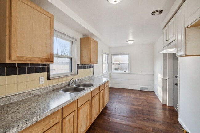 Building Photo - 3 Bedroom 1 Bath $1200