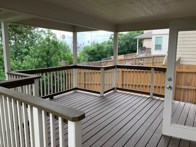 Building Photo - *MOVE IN SPECIAL* Gorgeous Four Bedroom Home with Covered Patio Near Medical Center!!