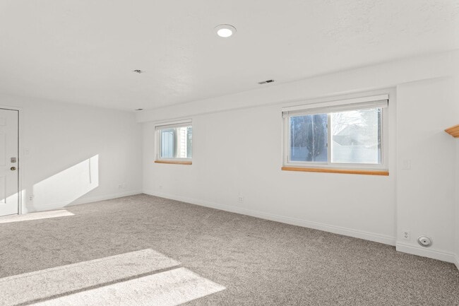 Building Photo - Spacious 4 Bedroom Home in Quiet Orem Neighborhood