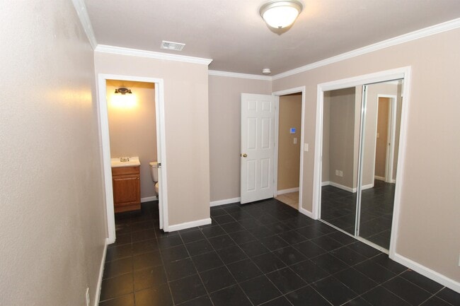 Building Photo - 709 N 12th Pl