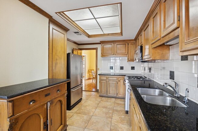 Building Photo - 2025 Elmen St