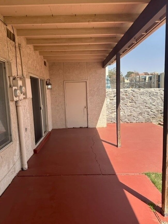 Building Photo - 2 Bed, 2 Bath Townhome