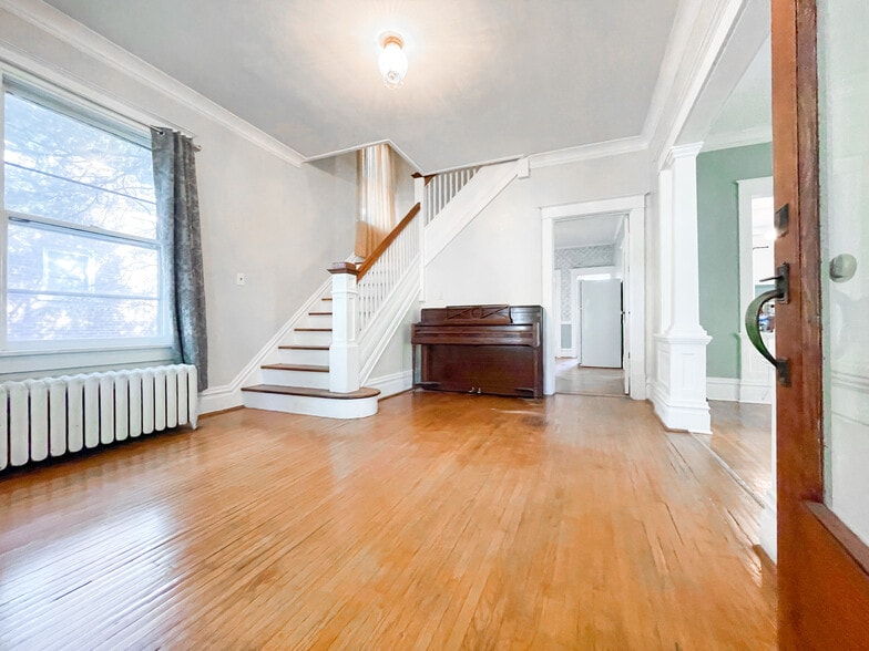 Building Photo - 1616 W Barker Ave