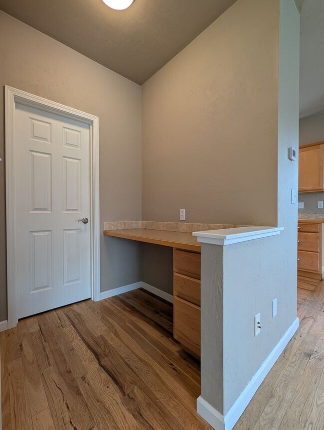 Building Photo - Beautiful 3-Bedroom, 2.5-Bath Home In River Road Area of Eugene!
