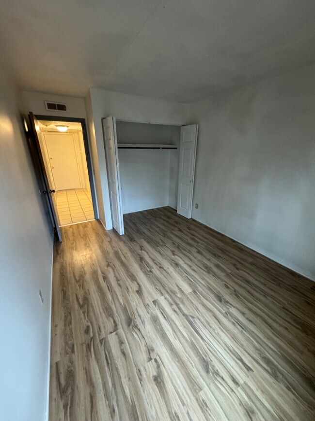 Building Photo - 4 Manor Dr