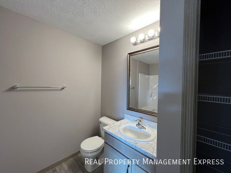 Building Photo - Modern 3 Bed 2 Bath Townhome in West Sioux...