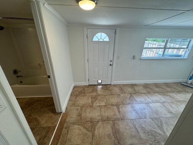 Building Photo - Pensacola - North Hill - 2 bed, 2 bath