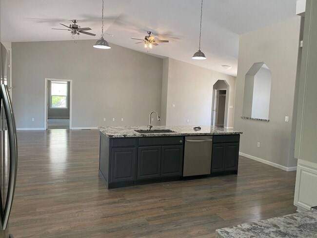 Building Photo - Located in the Heart of Reno