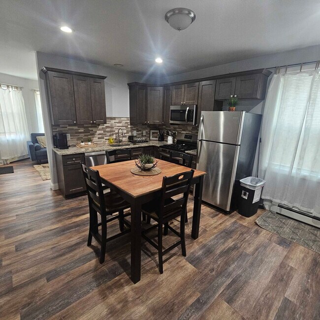 Building Photo - 346 Admiral St