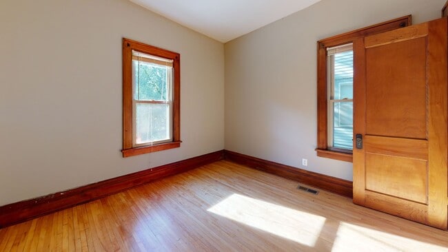 Building Photo - Updated 5-Bedroom House Close to U of M Ca...