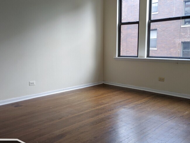 Building Photo - 3149 W Medill Ave
