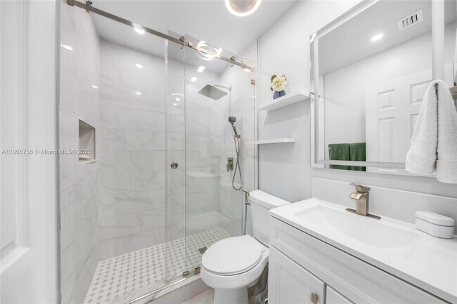 Building Photo - 490 W 33rd Pl