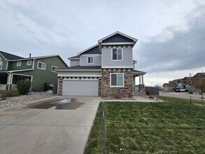 Building Photo - 4 Bed 3 Bath in Lorson Ranch!!