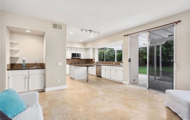 Building Photo - Vibrant 4 Bed/3 Bath Home in Oceanside