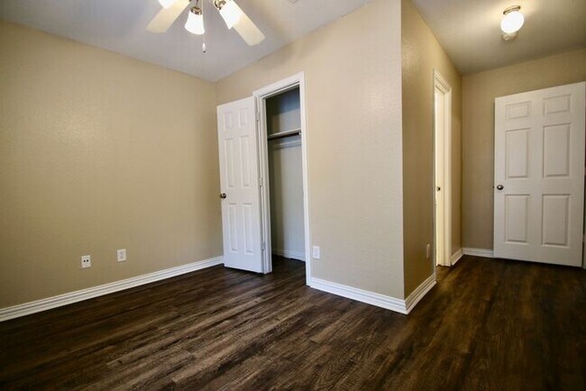 Building Photo - Stunning 3/2 Duplex in West Fort Worth — Granite Kitchen, Garage & Fenced Yard!