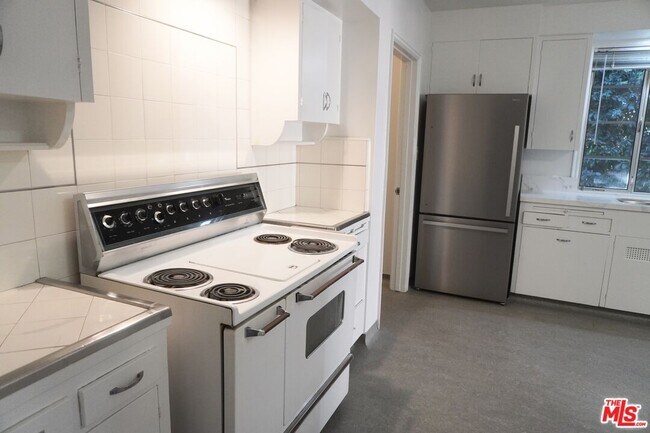 Building Photo - 951 Masselin Ave
