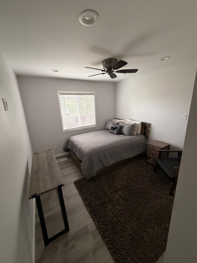 Building Photo - 4059 Vineyard Ave