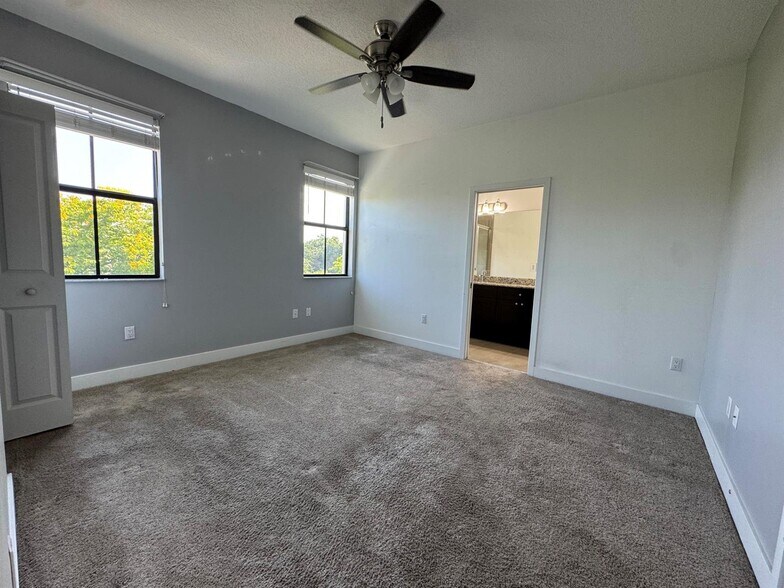 Building Photo - 2037 Oysterwood Ln