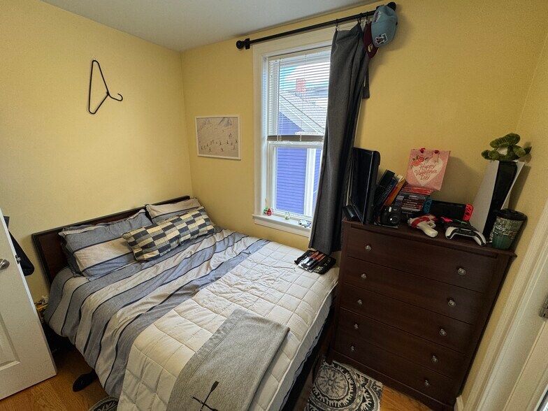 Building Photo - 183 River St