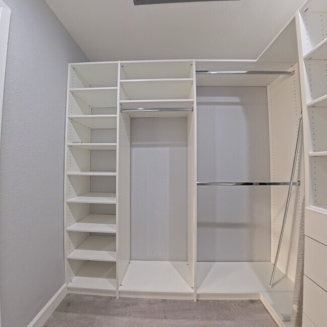 Building Photo - 1 BED 1 BATH CONDO 2nd FLOOR AT OPULENCE!