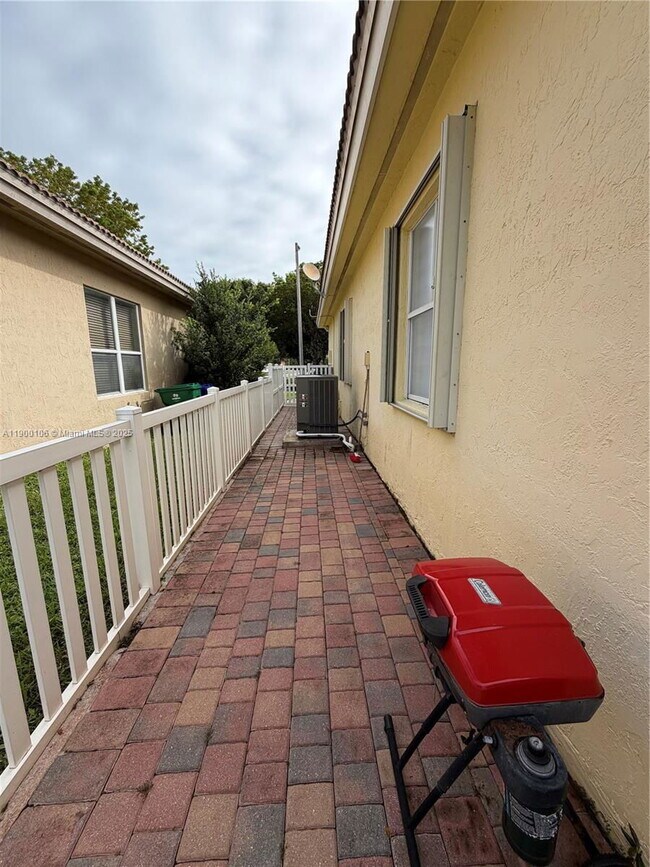 Building Photo - 2330 SW 132nd Wy