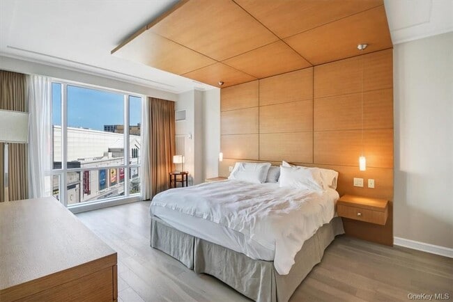 Building Photo - 1 Renaissance Square