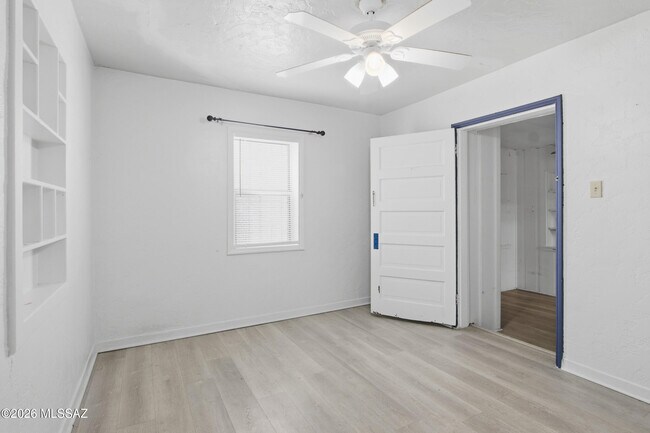 Building Photo - 1419 E Linden St