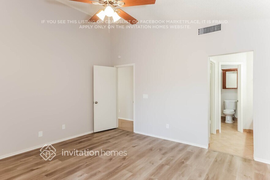 Building Photo - 921 S Val Vista Dr