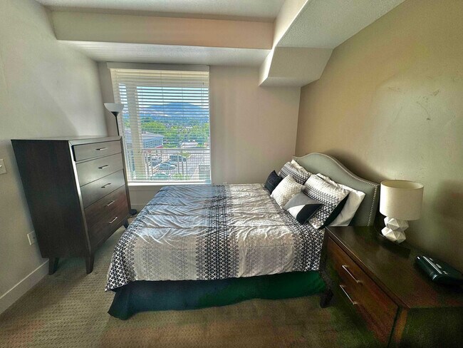 Building Photo - 460 E 400 S