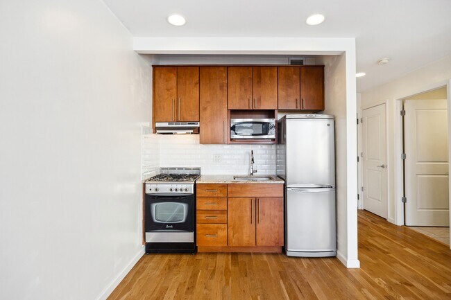 Building Photo - 416 E 117th St