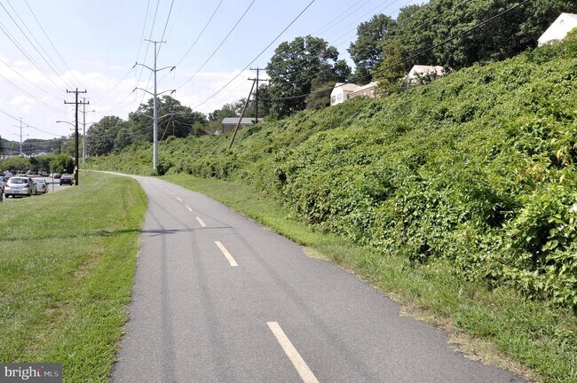 Building Photo - 4500 S Four Mile Run Dr