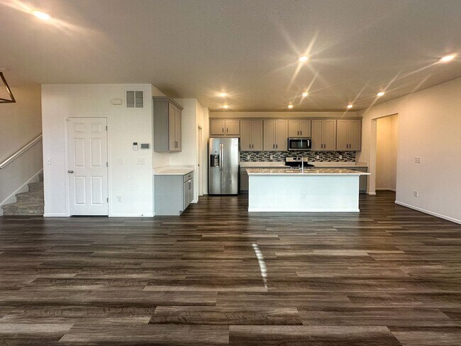 Building Photo - East Facing 3bd 2.5ba paired home in Senderos Creek!