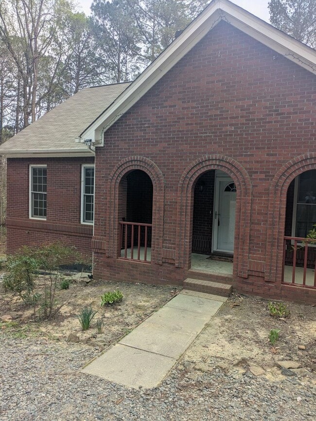 Building Photo - Spacious 4bed 3 bath with a Bonus Room and...