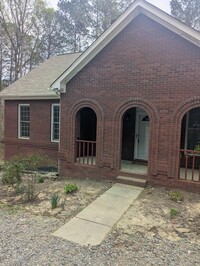 Building Photo - Spacious 4bed 3 bath with a Bonus Room and...