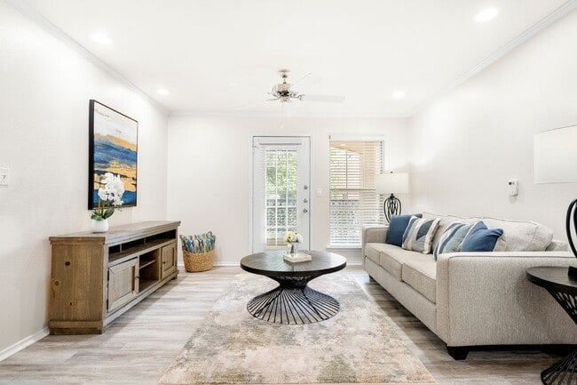 Building Photo - The Oaks at Plano