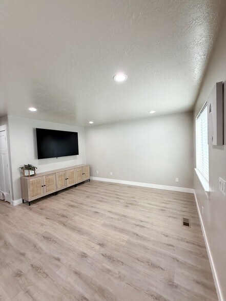 Building Photo - 616 E 625 S