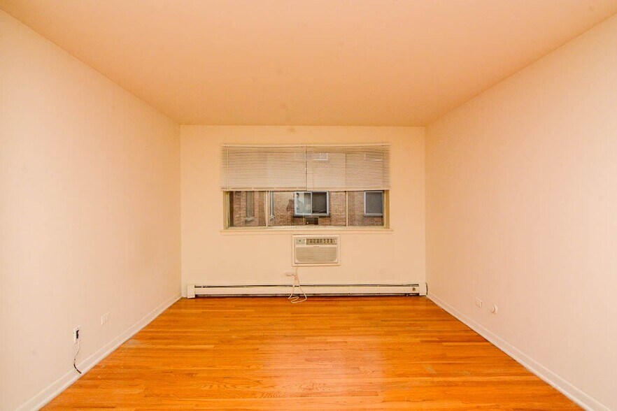 Building Photo - 533 W Aldine Ave