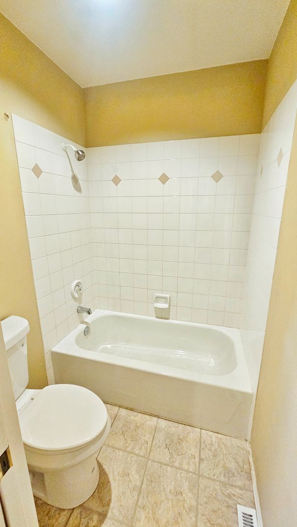 Building Photo - Beautiful 4 Bed 2.5 Bath  3190 sq ft Home ...