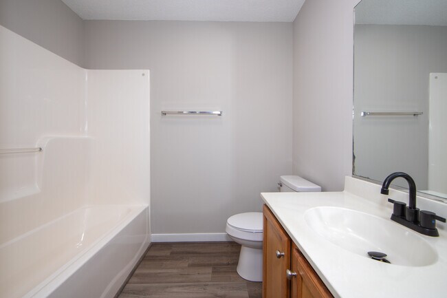 Hall Bathroom - 1508 Woodland Ct