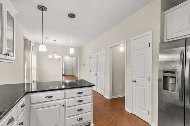 Building Photo - Cozy 3 Bed 2 Bath Available January 2026!