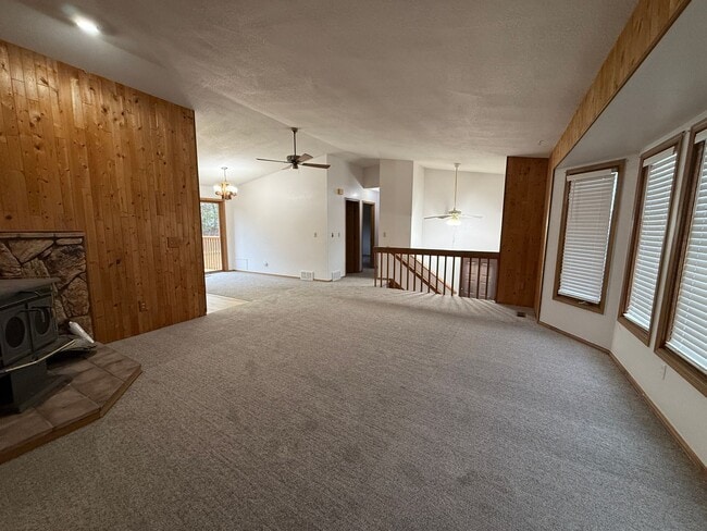 Building Photo - Charming Eagle River Split-Level – Mountai...