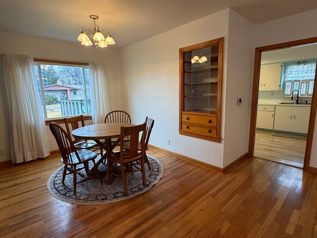 Building Photo - 181 W Custer Ave