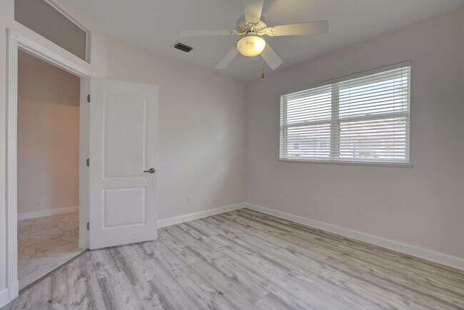 Building Photo - 8028 Plantation Lakes Dr