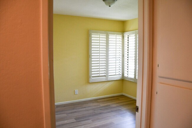 Building Photo - Newly remodeled and updated