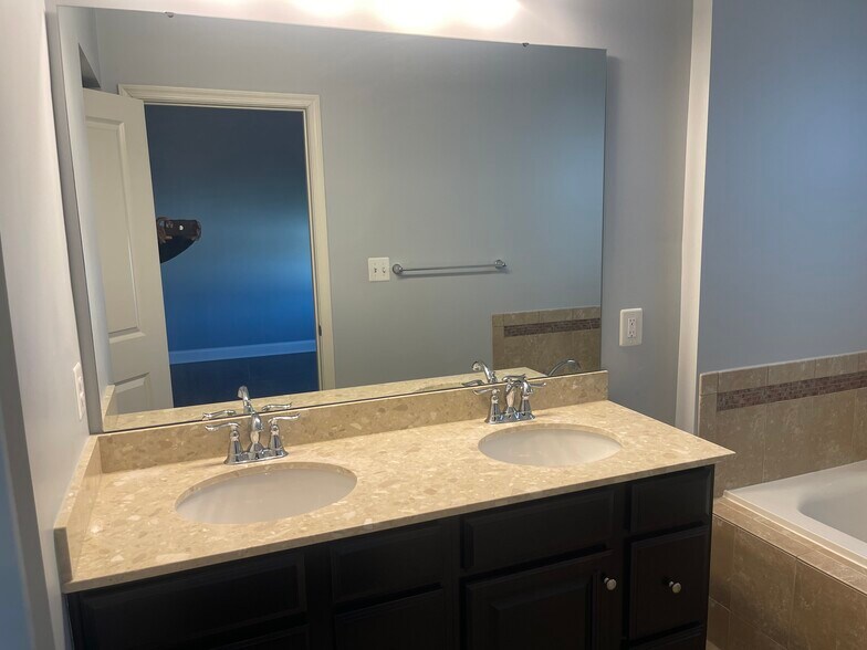 Building Photo - 1265 Elderslie Ln