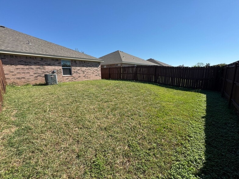 Building Photo - 1204 Cinch Dr