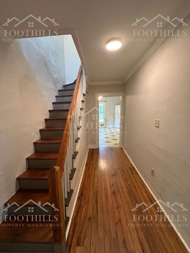 Building Photo - Charming 4-Bedroom Single Family House Nea...