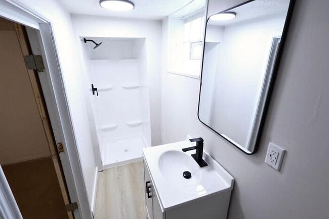 Building Photo - 686 East Ave