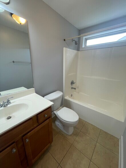 Upstairs Bath - 3947 River Pointe Ln